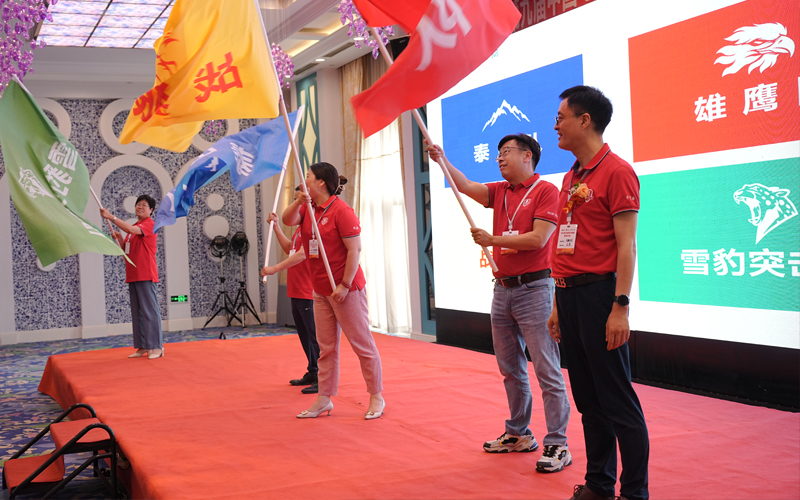 第九屆牛商爭霸賽山東戰(zhàn)區(qū)指導(dǎo)員、山東牛商匯會(huì)長、青島中新華美總經(jīng)理王東先生為山東戰(zhàn)區(qū)各戰(zhàn)隊(duì)授戰(zhàn)旗