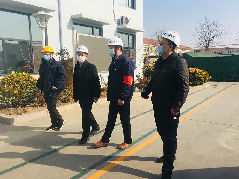 街道有關(guān)領(lǐng)導(dǎo)，深入一線，來到青島中新華美檢查復(fù)工有關(guān)情況