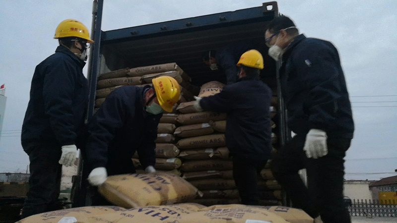 公司領(lǐng)導(dǎo)等在青同事，自發(fā)卸貨--中新華美改性塑料