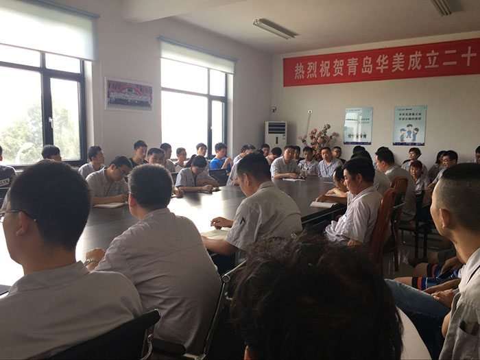 副總經(jīng)理張炳訓(xùn)在會(huì)議現(xiàn)場(chǎng)講解安全生產(chǎn)知識(shí)