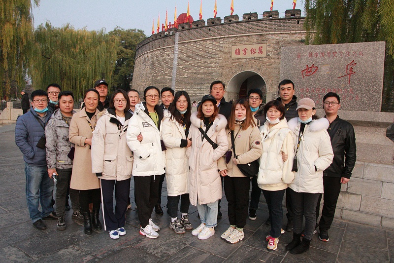 青島華美業(yè)務部同事曲阜孔廟合照