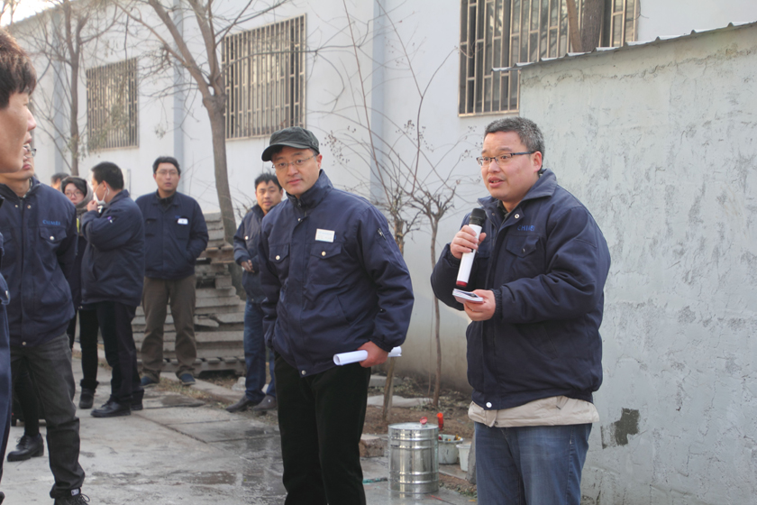 安全員對工務(wù)?；穫}庫的消防做點評