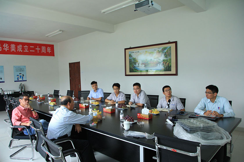 公司副董事長、臺灣奇美研發(fā)總處薛東弼副總經(jīng)理做技術(shù)指導(dǎo)